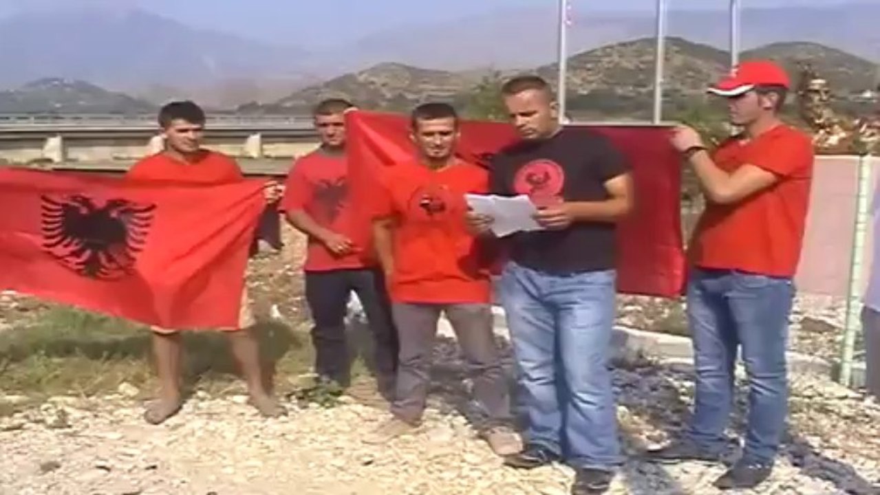 Έκαψαν σημαία της Χρυσής Αυγής στην Αλβανία