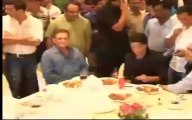 Salman & Shahrukh Hug And Make Up At Baba Siddiqui's iftar party:RAW
