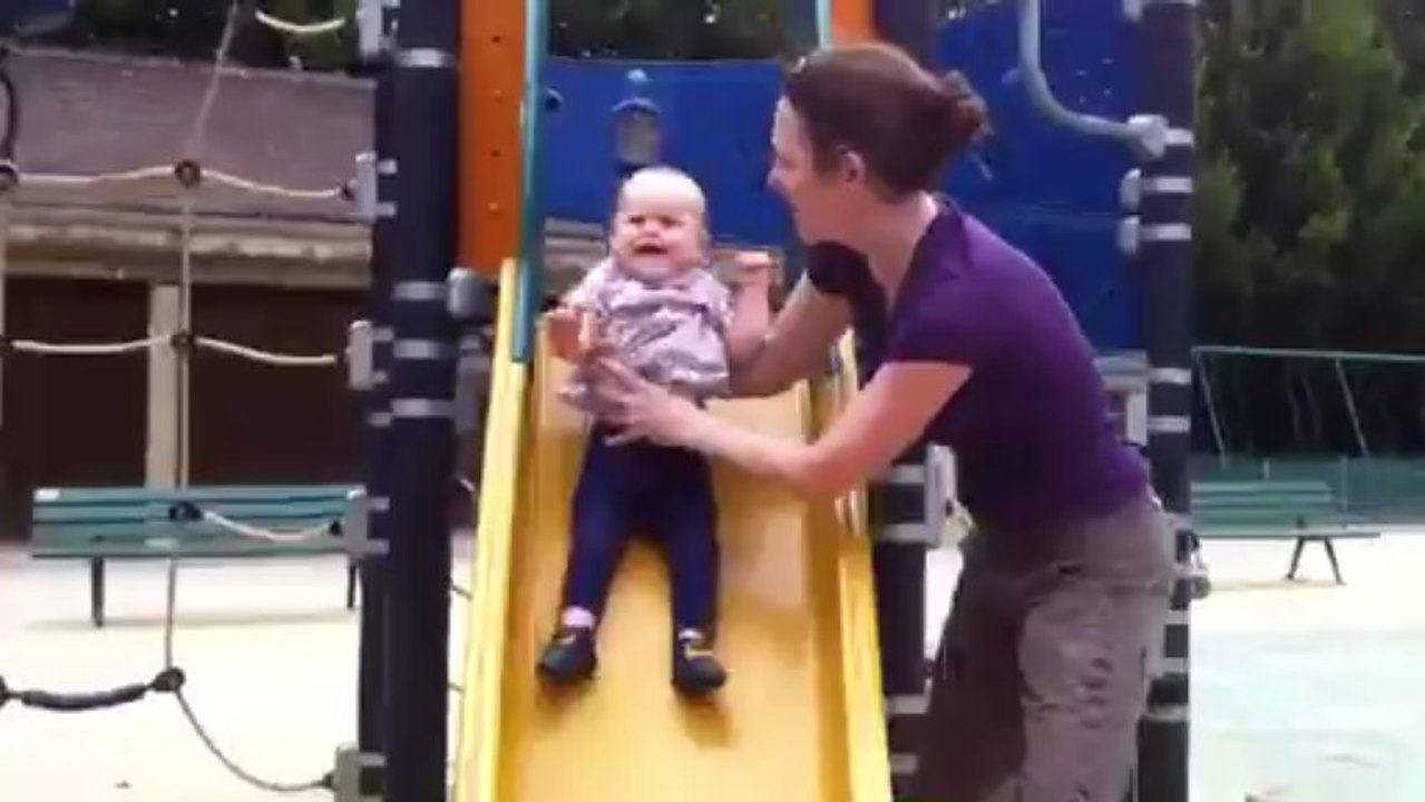 Hanaé fait du tobogan