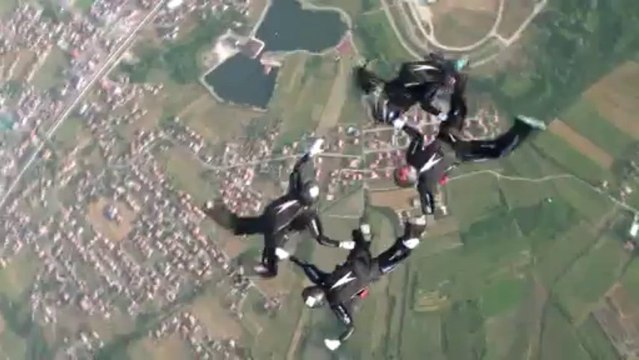 PARACHUTISME-CHAMPIONNAT EUROPE COUPE MONDE BOSNIE 2013 : VR4 Féminin Saut 5 ©FAI