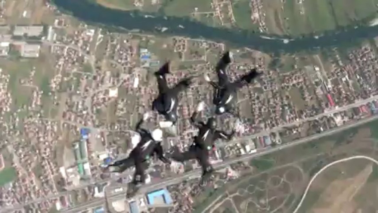 PARACHUTISME-CHAMPIONNAT EUROPE COUPE MONDE BOSNIE 2013 :"VR4 Open Saut 6" ©FAI