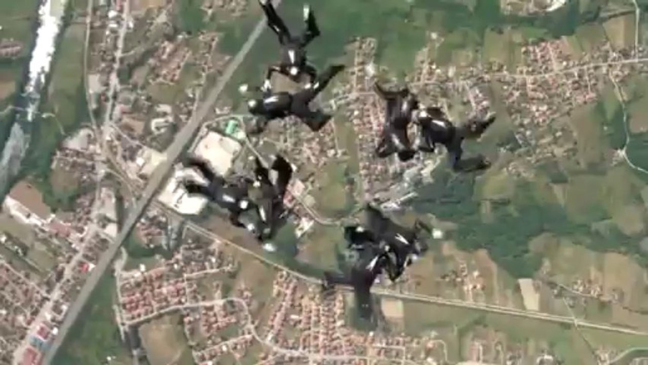 PARACHUTISME-CHAMPIONNAT EUROPE COUPE MONDE BOSNIE 2013 : "VR8 Equipe 1 Saut 6" ©FAI