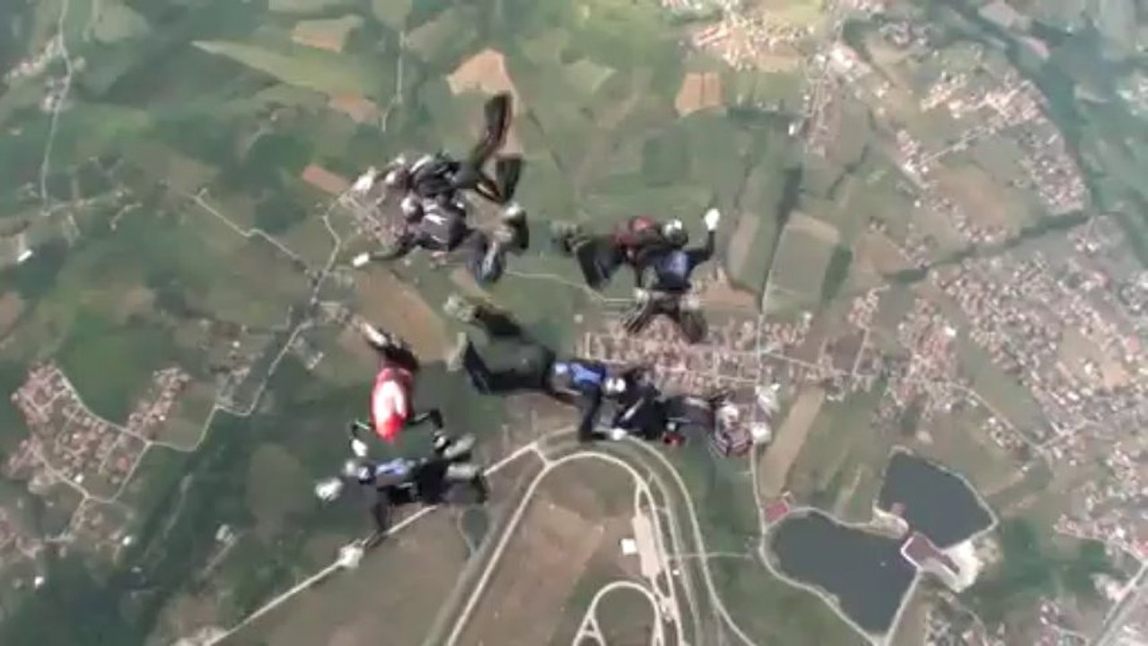 PARACHUTISME-PARACHUTISME-CHAMPIONNATS EUROPE-COUPE MONDE BOSNIE 2013 : "VR8 Equipe 2 Saut 2" ©FAI