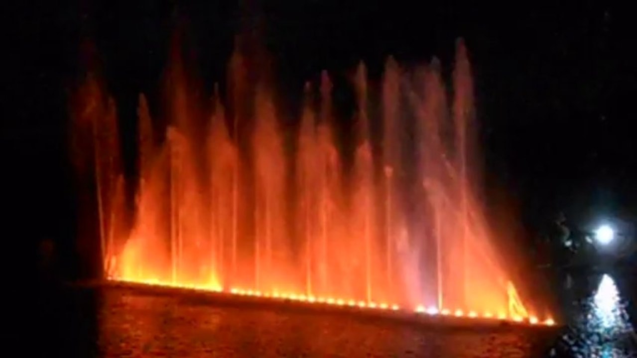 Eaux nocturnes château de Versailles Paris ... jets d'eau