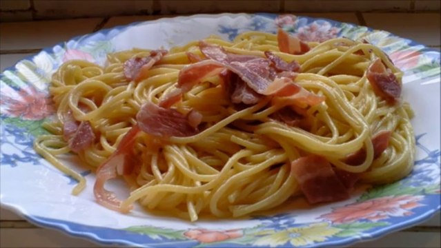 Les pâtes à la carbonara traditionnelle italienne (recette rapide et facile)