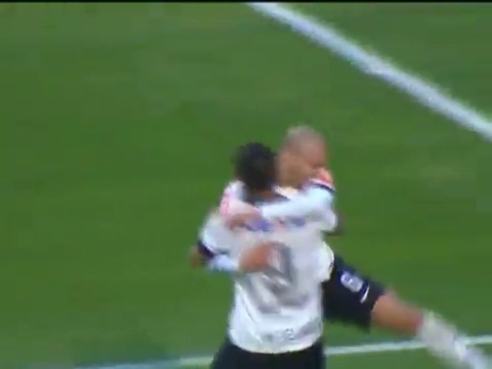 Corinthians derrota o Coritiba com pênalti polêmico e retorna ao G-4