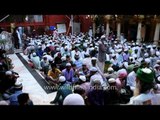 Fasting muslims waiting for Iftar at Nuzamuddin Dargah