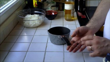 Préparation de la sauce pour le riz à sushi (HD)