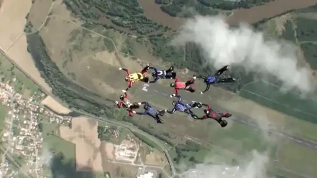 PARACHUTISME - CHAMPIONNATS DE FRANCE VICHY 2013 - VR8 « 8 Crétins Hors Zone Cahors-Clermont Saut7»- 11 aout2013