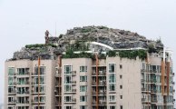 Une montagne sur le toit d'un immeuble chinois