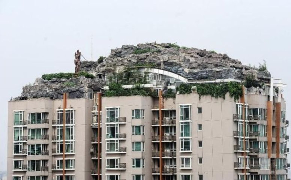 Une montagne sur le toit d'un immeuble chinois