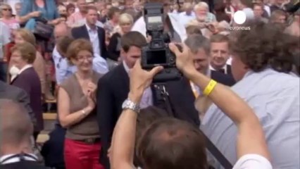 Un hombre armado retiene a varias personas en un...