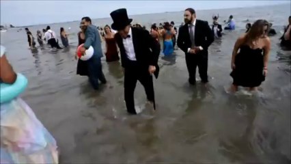 Smokings et robes longues pour une journée à la plage à New York