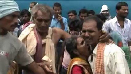 Hindistan'da tren yayaları ezdi: 37 ölü