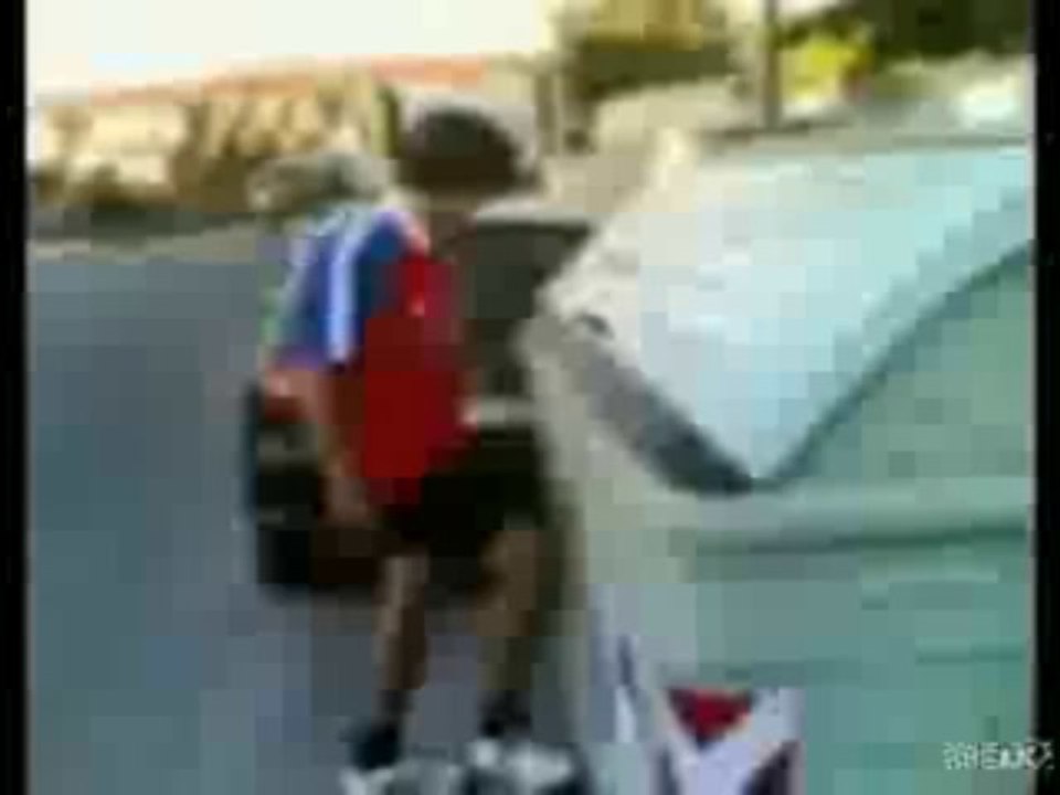 Gesicht gegen Mülltonne