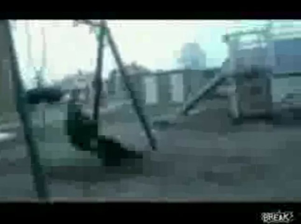 Idiot auf der kinderschaukel