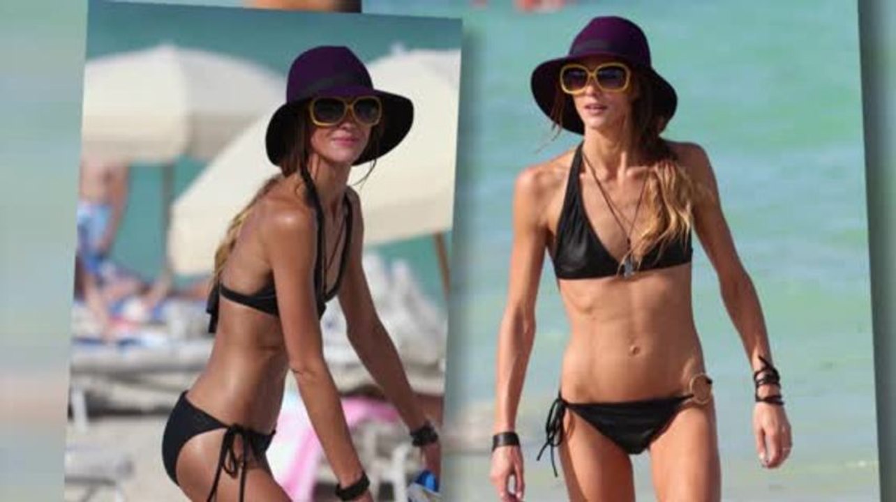 Sharni vinson tollt am strand herum