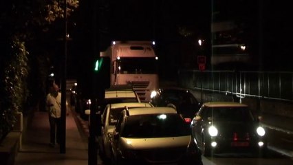 Un cortège de camions passe dans Vincennes et détruit tout sur son passage, arbres, mobilier urbain