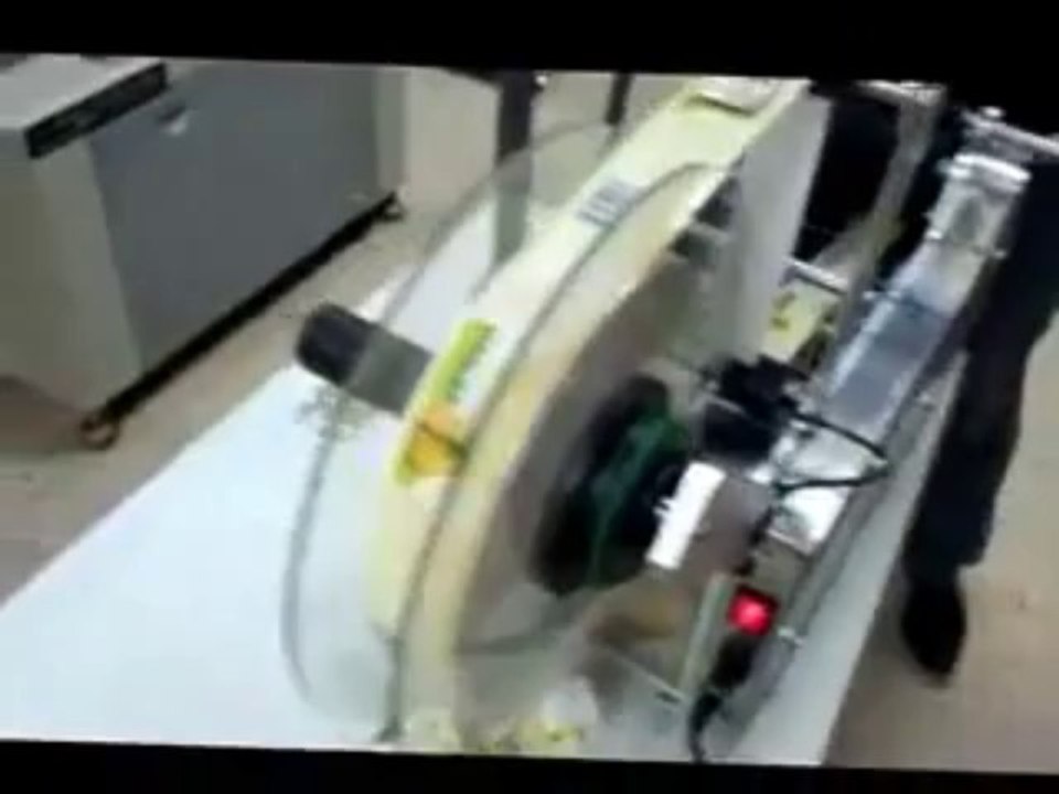 semi automatic round bottle labeling machine sticker labeling halbautomatische Etikettiermaschine