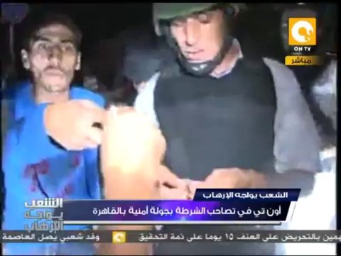 قوات الشرطة تلقي القبض على المشتبه فيهم أثناء حظر التجوال