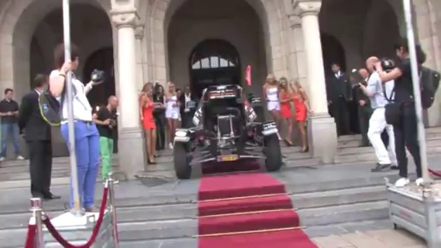 Quand le pilote Tim Coronel arrive à la reception d'un gala