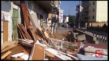 Pianura (NA) - Tra i palazzi spunta una discarica a cielo aperto (19.08.13)