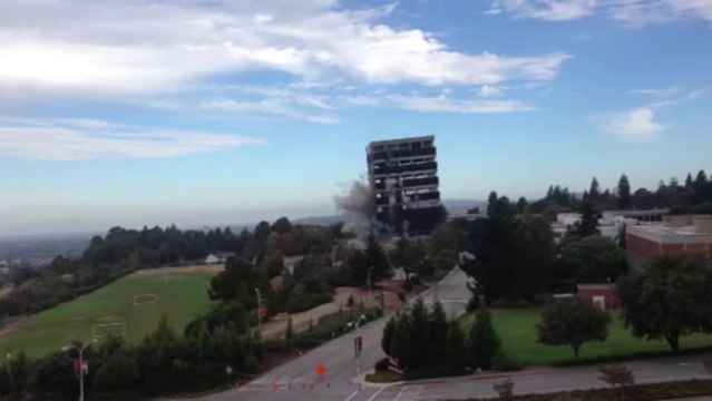 Implosion d'un immeuble à l'université de California State à East Bay!!