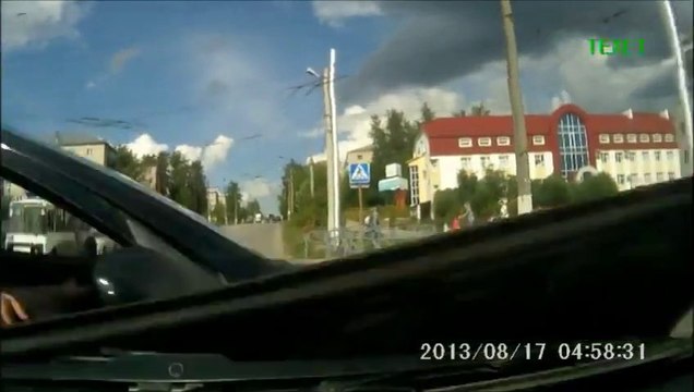 Piétons gare aux russes!! Terrible accident de voiture...