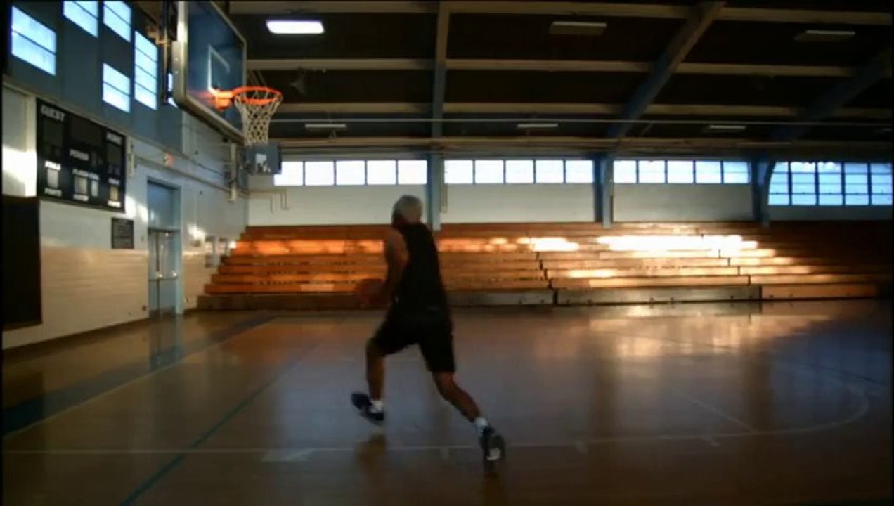 Julius "Dr. J" Erving plaque un dunk à 63 ans!! Légendes du Basket-ball Américain - NBA 2013