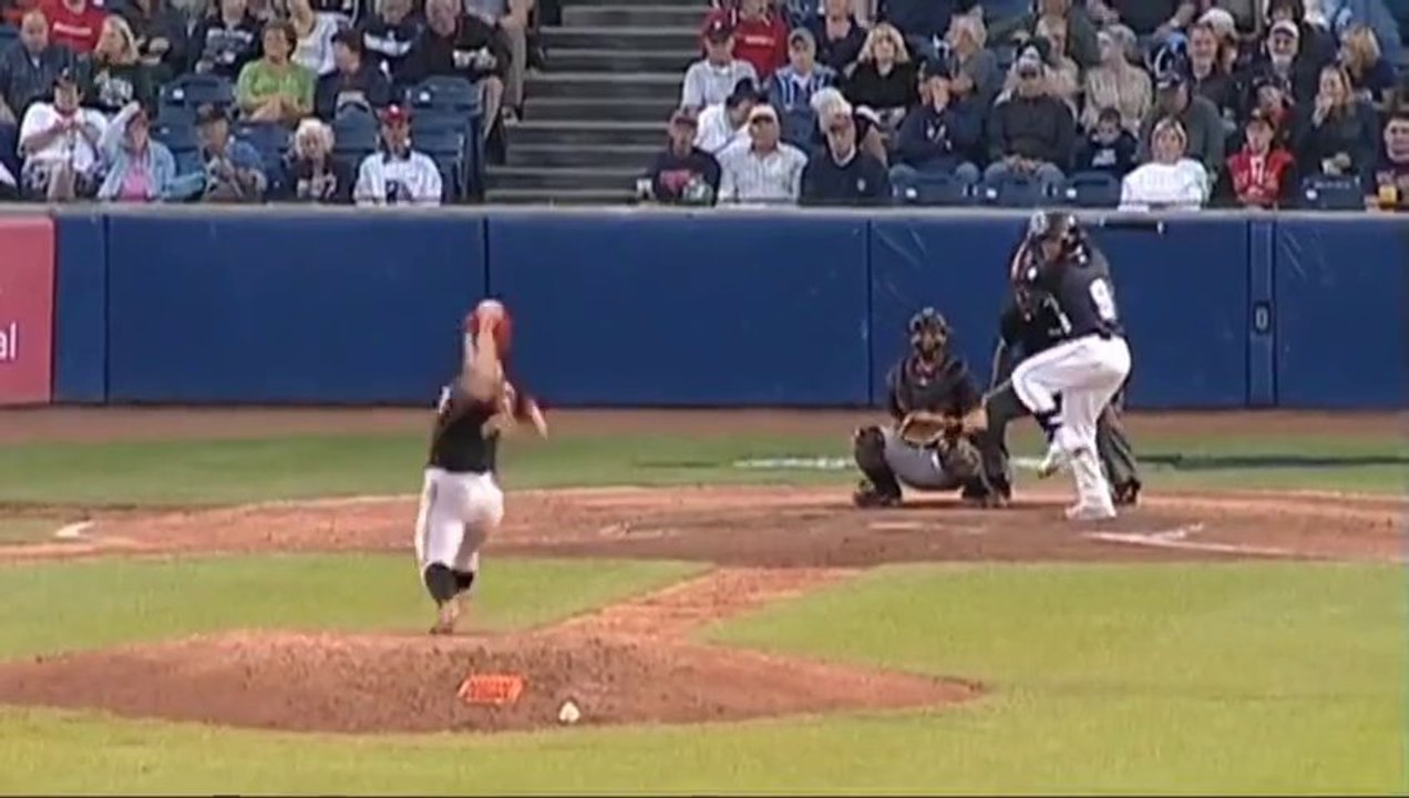 Il sauve sa propre vie en rattrapant la balle qui va lui frapper la tête. Wouahhhh