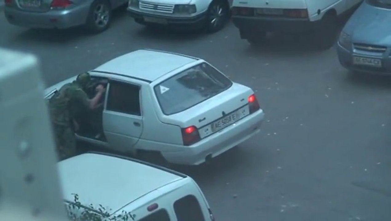 baston dans une voiture... A grand coup de pied dans la tête.