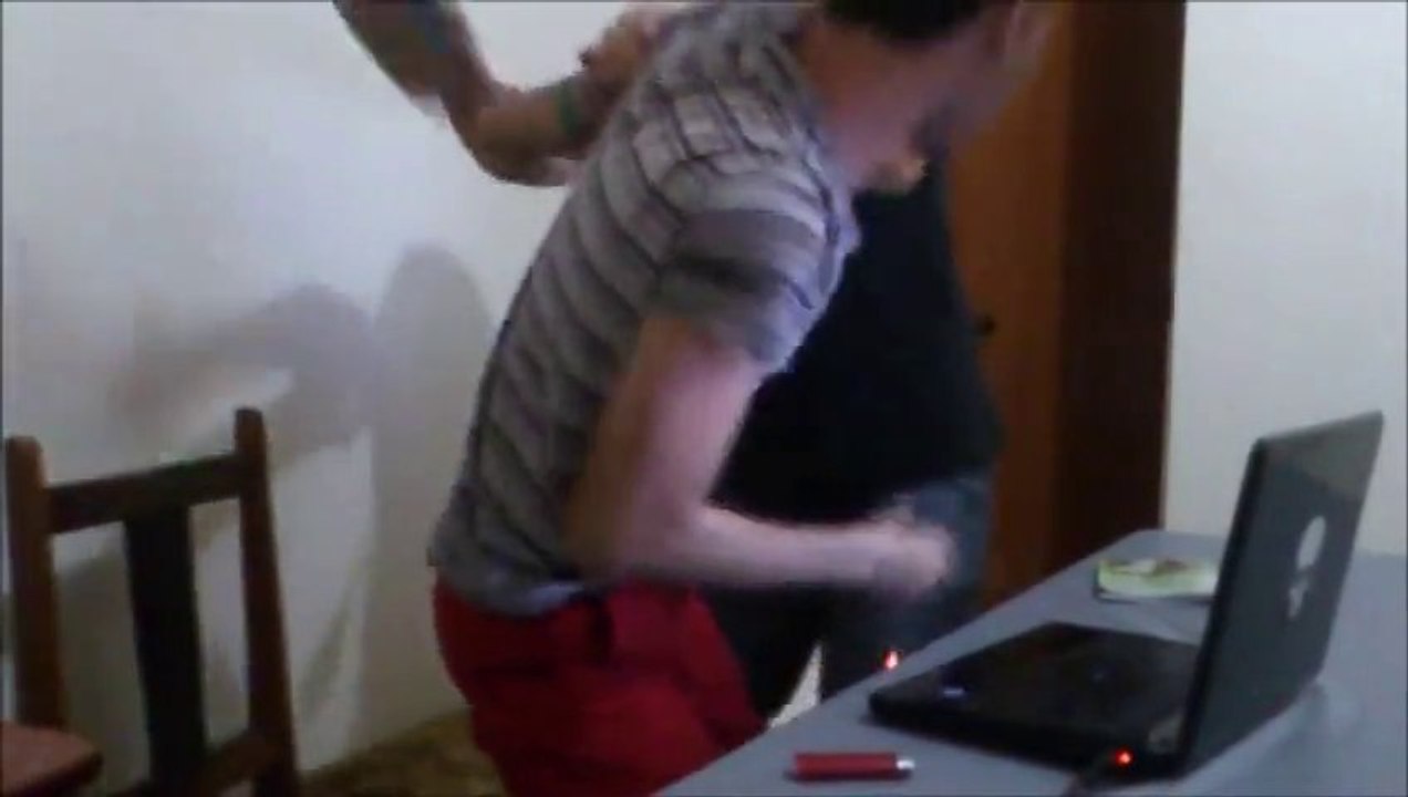 Il fait le kéké mais se fait défoncer par sa mère!!