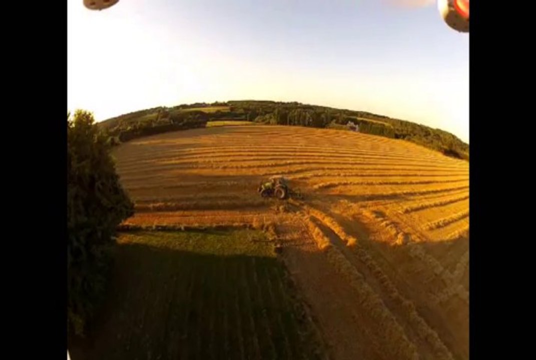 Travaux des champs au soleil couchant, vus du ciel.