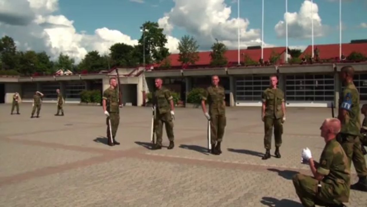 Des militaires s'envoient un fusil