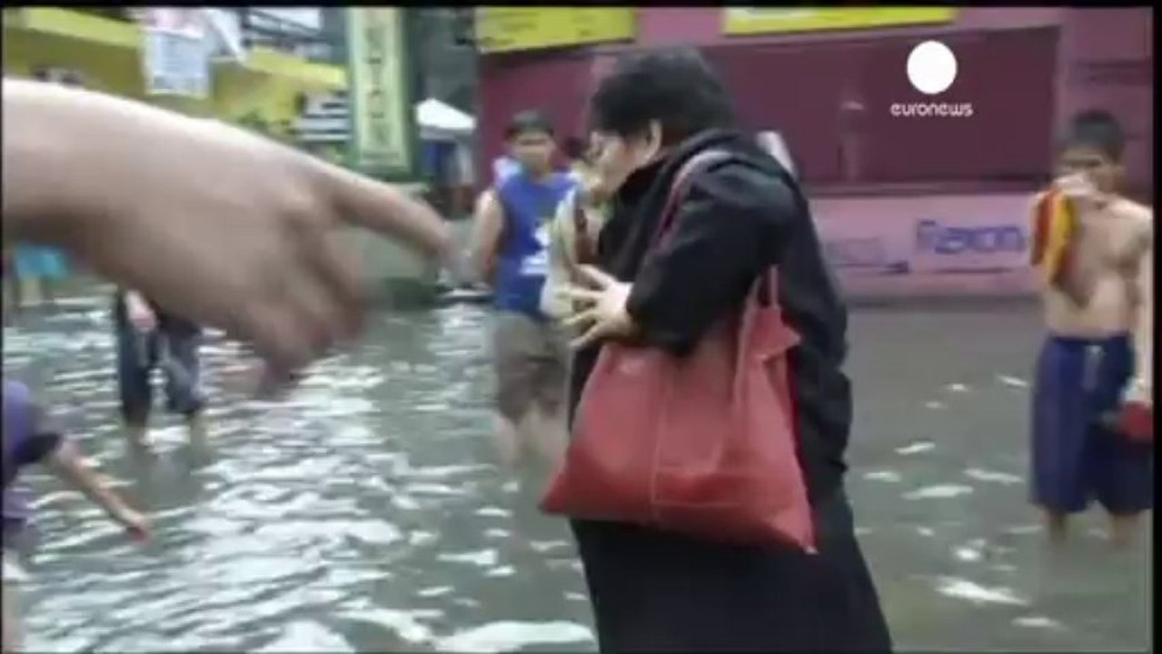Floods cause chaos in Manila
