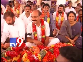 Tải video: Seemandhra Secretariat employees wear black clothes protesting A.P division