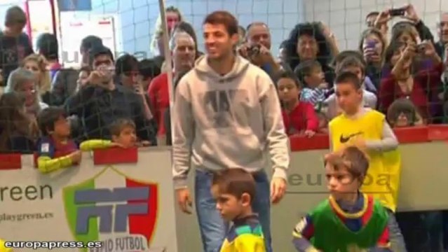 Fábregas muestra en vídeo el primer baño de Lia