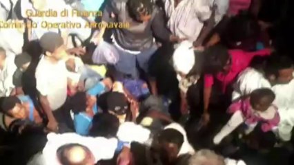 Refugiados sírios e egípcios chegam à Itália