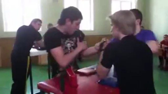 Il se fracture le coude pendant un bras de fer