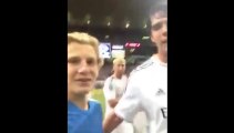 Un fan de foot s'échappe des tribunes et se prend en photo avec des joueurs du Real Madrid !