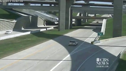 Un énorme camion défonce le pont d'une autoroute