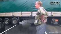 Un gros camion remorque dérape