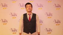 Pablo de la serie Violeta de Disney Channel manda saludos
