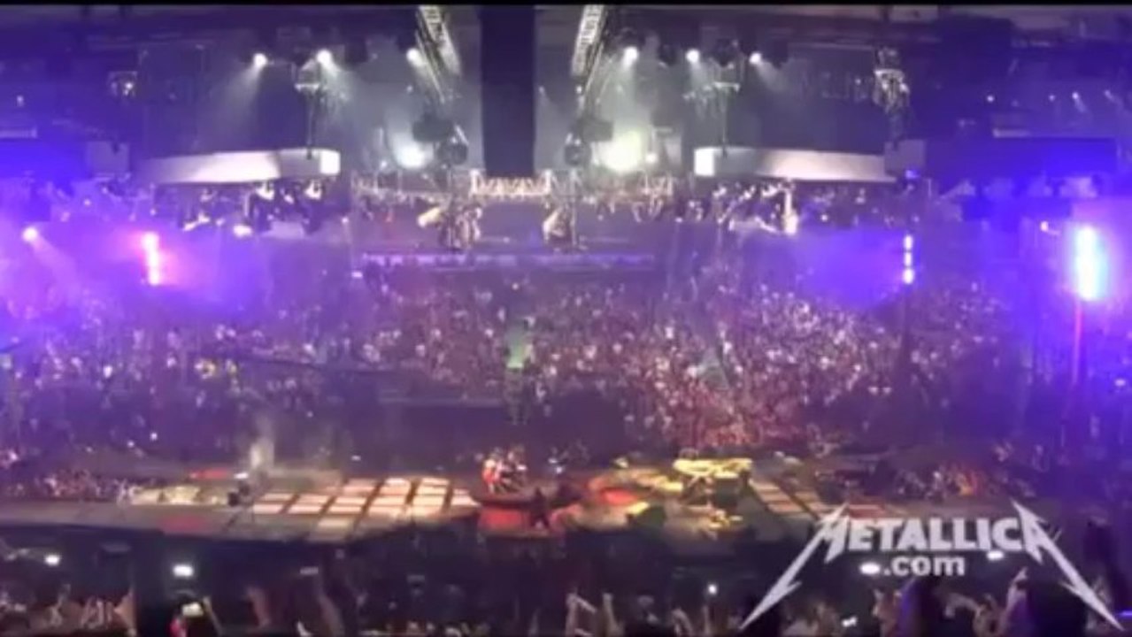 Metallica - Enter Sandman + Stage Accident [Rogers Arena, Vancouver, BC, Canada August 25 2012]