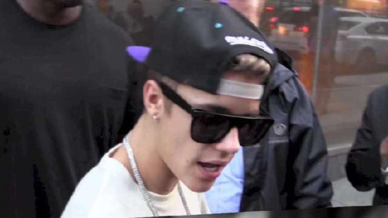 Justin Bieber's Bags Searched at Airport