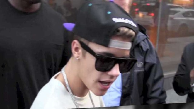 Justin Bieber's Bags Searched at Airport
