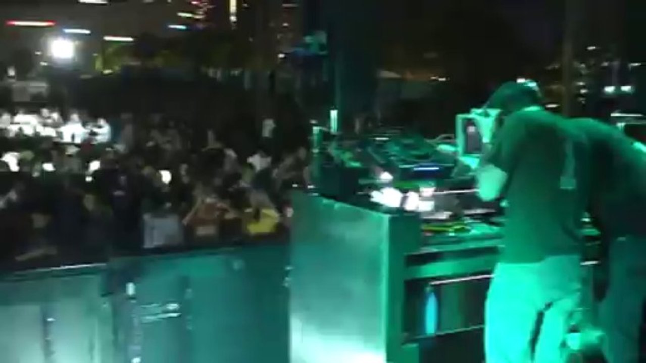 Diamonds Tour 07 - MSTRKRFT (Ultra Music Festival - clip 2)