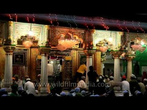 Iftar procession in the Dargah of Nizamuddin Auliya