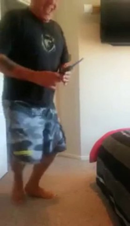 Il fait semblant de se faire électrocuter pour piéger sa femme. La mauvaise blague!