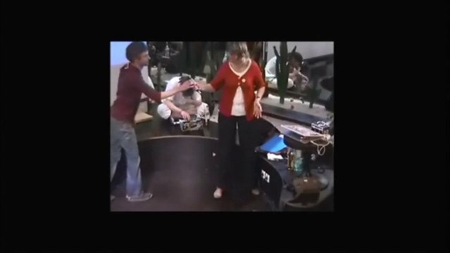 Au ralenti: Le MEMORABLE passage de micro de la citoyenne de l' #ACIPA aux potes de la #ZAD de #NDDL fiers d'être des hors la loi recherchés par la police!